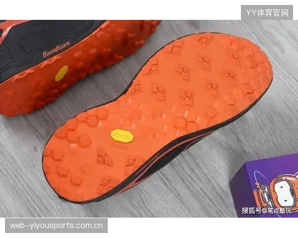 塞维利亚外围远射惊动门框——一场关于装备与信念的品牌之旅
